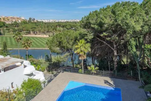 Relaxing Family Retreat with Stunning Golf Views