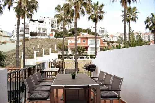 Stunning attached house with shared pool, 3' to the beach