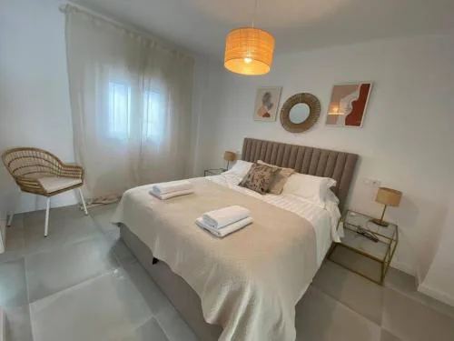 Stylish Seaside 3 Bed Apartment with Terrace + Sea View
