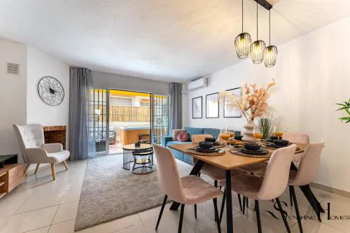 Townhouse wIth Jacuzzi,sea views, swimming pool,garage