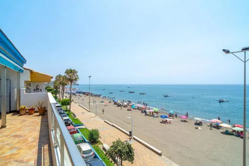 Ático en primera línea de playa con vistas al mar