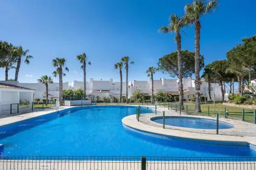 Amplio y Luminoso Adosado en Residencial La Loma de Sancti Petri, Terraza y Aire Acondicionado