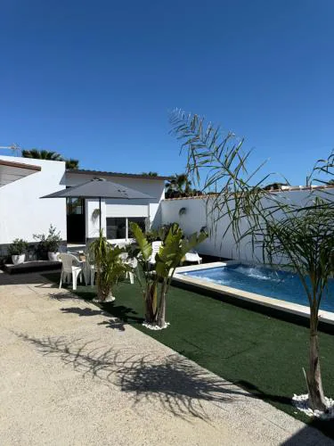 Apartamento con piscina y jardín