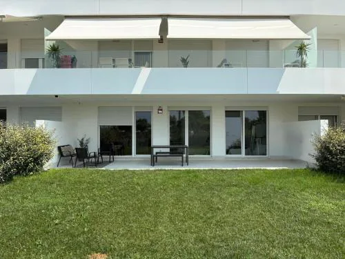 Nuevo bajo con gran jardín en primera línea playa