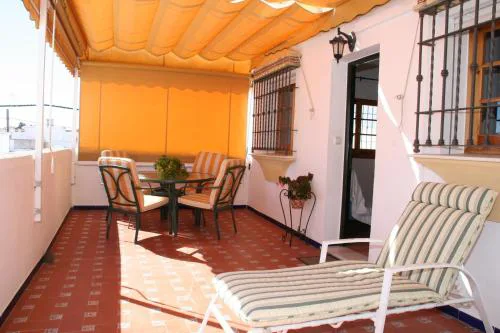 Studio Sleeps 4 with Terrace