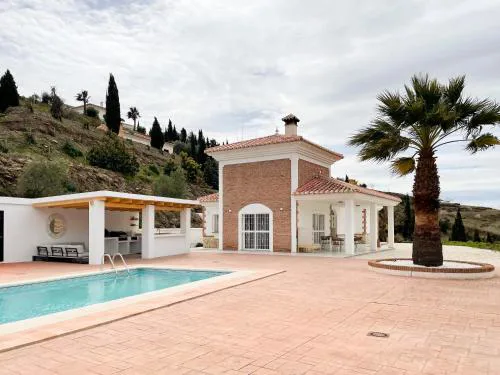 Luxury villa - breathtaking views - hot tub - 15' to beach