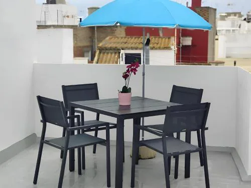 Apartamento con WiFi y terraza cerca del centro y la playa