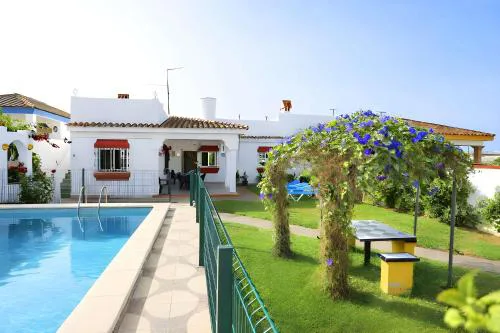 Chalet con piscina aceptamos solo familias con piscina privada y Jardin