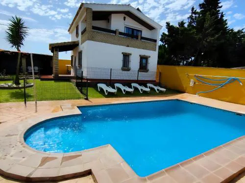 Chalet con piscina y jardin privado No aceptamos grupos de jovenes