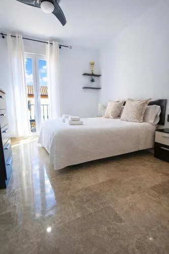 Apartamentos Maria Cristina con parking privado gratis