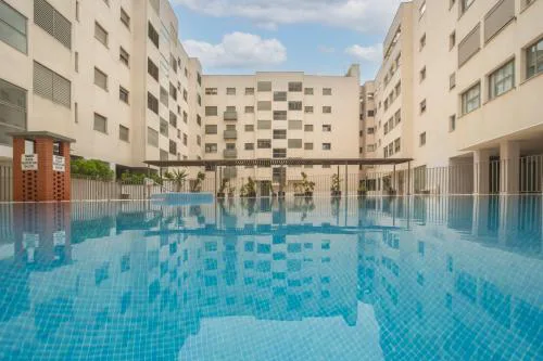 Apartamento céntrico con piscina, temporada
