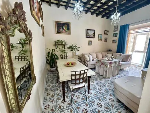 GATU Casa Lola , " Preferente mayores de 21 años y familias "