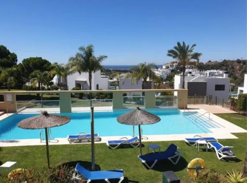 2 Bed Flat-Sleeps4-Pets-Pool-Parking-GolfClub