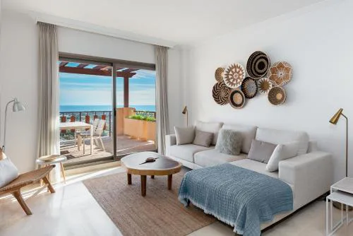 2-Bedroom Penthouse with Panoramic Scenery