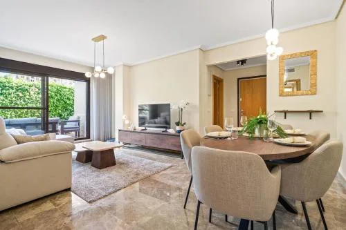 Apartment with Private Garden - Swimming pool And Family-Friendly