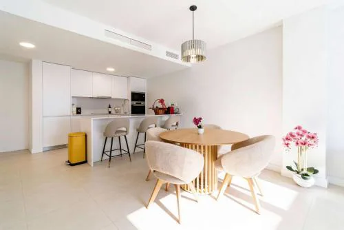 Bayside Luxury Steps from the Beach-Stylish apartment near beach pool & shops