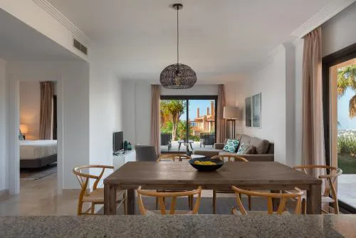 Bright 3-Bedroom with Sunset Views