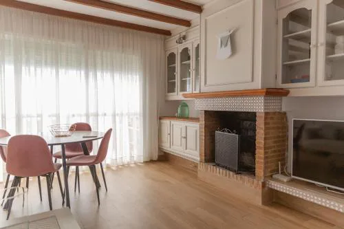 Casa con jardín junto a la playa