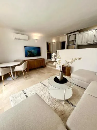 Elegant Apt close to the beach