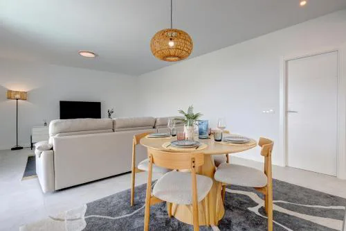 Las Mesas Modern Apartment with Pool in Estepona