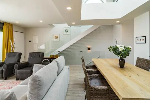 LMT46 - Modern Style Spacious Townhouse