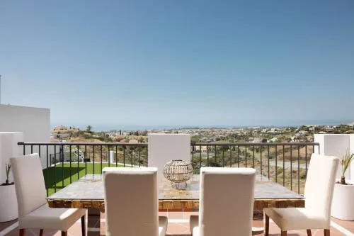 Lovely two bedroom apartment with panoramic sea views