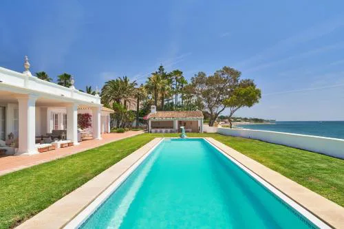 Luxurious Villa by the Sea
