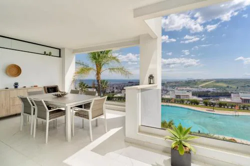 Luxury 2 bed apt with sea view