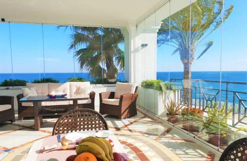 LUXURY APARTMENT FRONTAL TO THE SEA IN ESTEPONA DONCELLA BEACH
