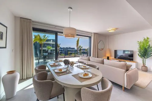 Magnificent 3-Bedroom Apartment, Terrace, Sauna and Swimming Pools