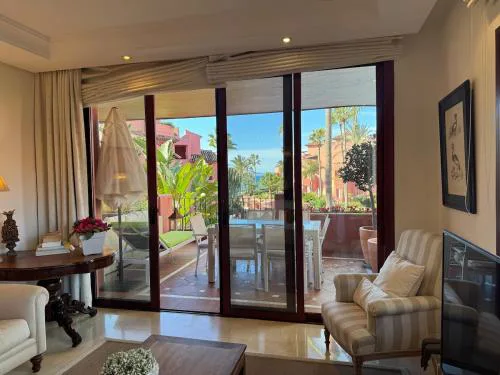 Modern central 4 bed apartment