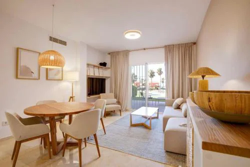 No10 - Beachfront Estepona close to port, 2 bedroom, 2 bathroom, sleeps 5