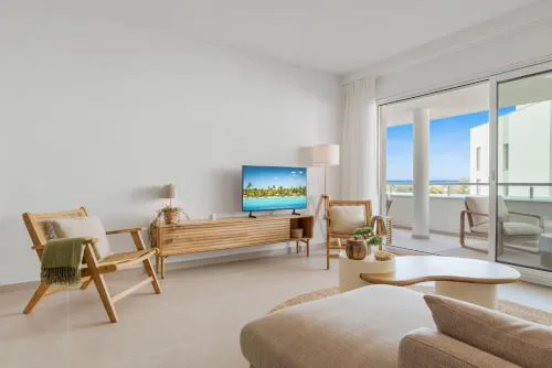 Oceana Breeze Apartment with Pool View