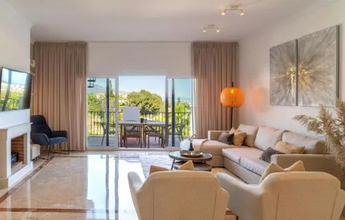 Serene hideaway, luxurious 2-bedroom penthouse apartment in the exclusive Paraíso Pueblo