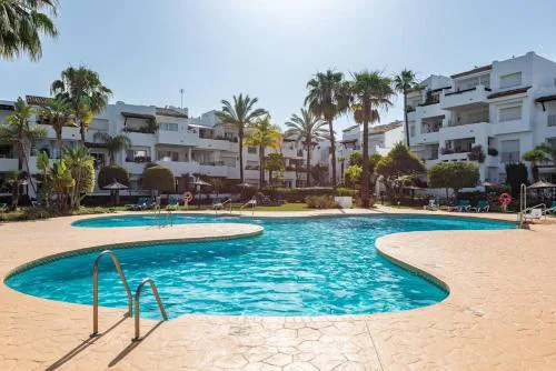 Stylish 2 Bedroom Penthouse With Pool by the Beach