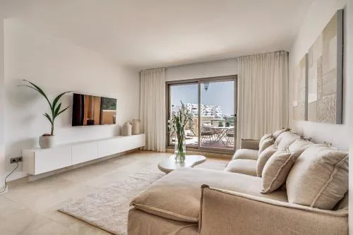 Stylish 2BR Apt - Shared pools - Near Golf and the Beach