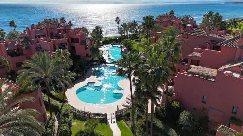 TE HUUR 2 slaapkamers FRONTLINE STRAND COMPLEX ESTEPONA