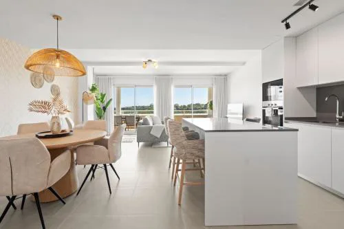 Ultimate Rentals - Elegant Apartment with Valley Views, Pool & Gym in Oceana Gardens