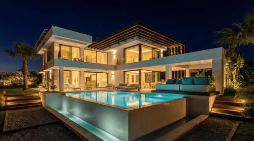 VACATION MARBELLA I Villa Martinica, Turquoise Heated Pool, Rooftop Hot Tub with Sea View, Cine Room, 5 min to the Beach