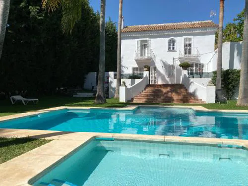 Villa Aqua prívate six suite bedrooms with large pool