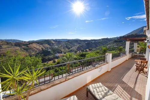 La Fuente APT 4, Frigiliana Amazing 3 bedroom 2 bthroom Family Apartment with views, Padel Court and 2 Pools HansOnHoliday Rentals