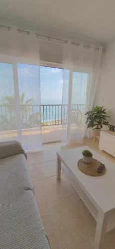 Apartamento con piscina en la primera línea de playa de Fuengirola