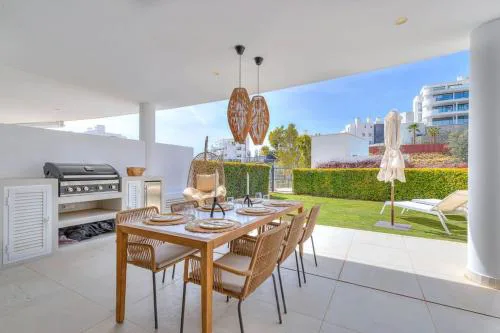 Beautiful Deluxe Garden Apartment
