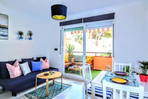 Blue Marine Home - Parking, Pool, AC, WiFi