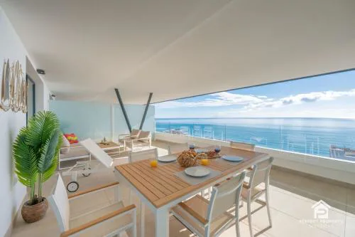 Carvajal Design Stay - Walk to Beach and Train