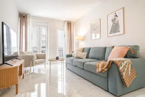 Central retreat with balcony, steps to beach REMS