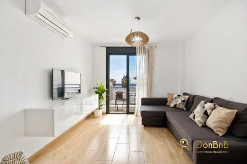 Cozy apartment with sea view and private parking in Fuengirola