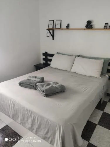 Habitación 2 en tercera planta sin ascensor no és un piso entero! A compartir Baño y cocina!
