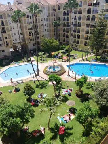 Luminoso apartamento con grandes piscinas en Las Camelias