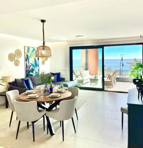 Luxury 3 Bedroom Apartment 300m from the Beach